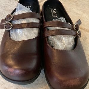 Size 38 (8) brown leather clogs